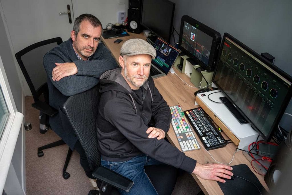 techniciens dans la régie du studio video à paris bastille