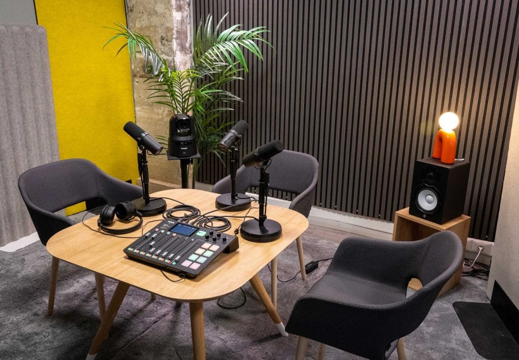 rodecaster sur table studio d'enregistrement de podcasts